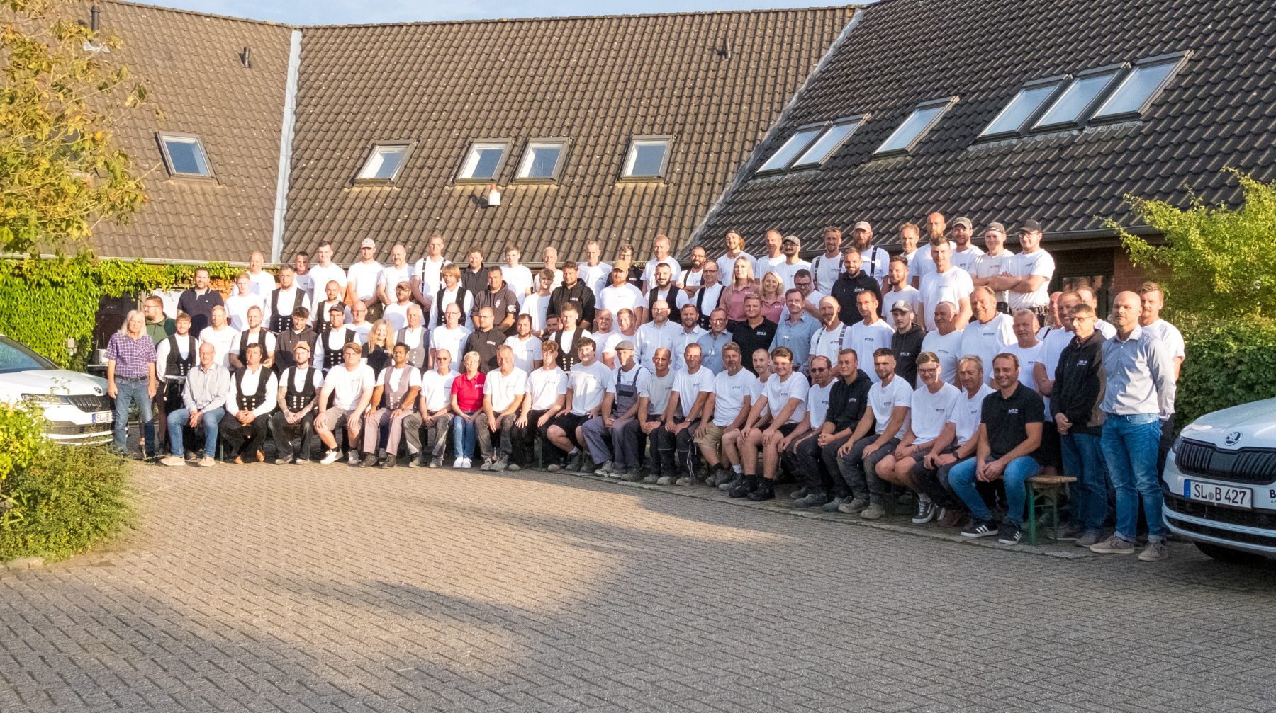 Das gesamte Boysen-Team beim Gruppenfoto vor dem Firmensitz in Böklund