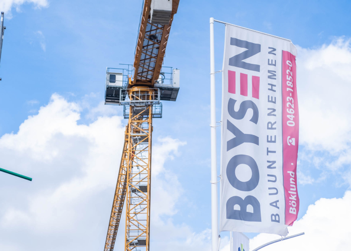 Baukran mit Boysen-Flagge auf einer Baustelle in Böklund