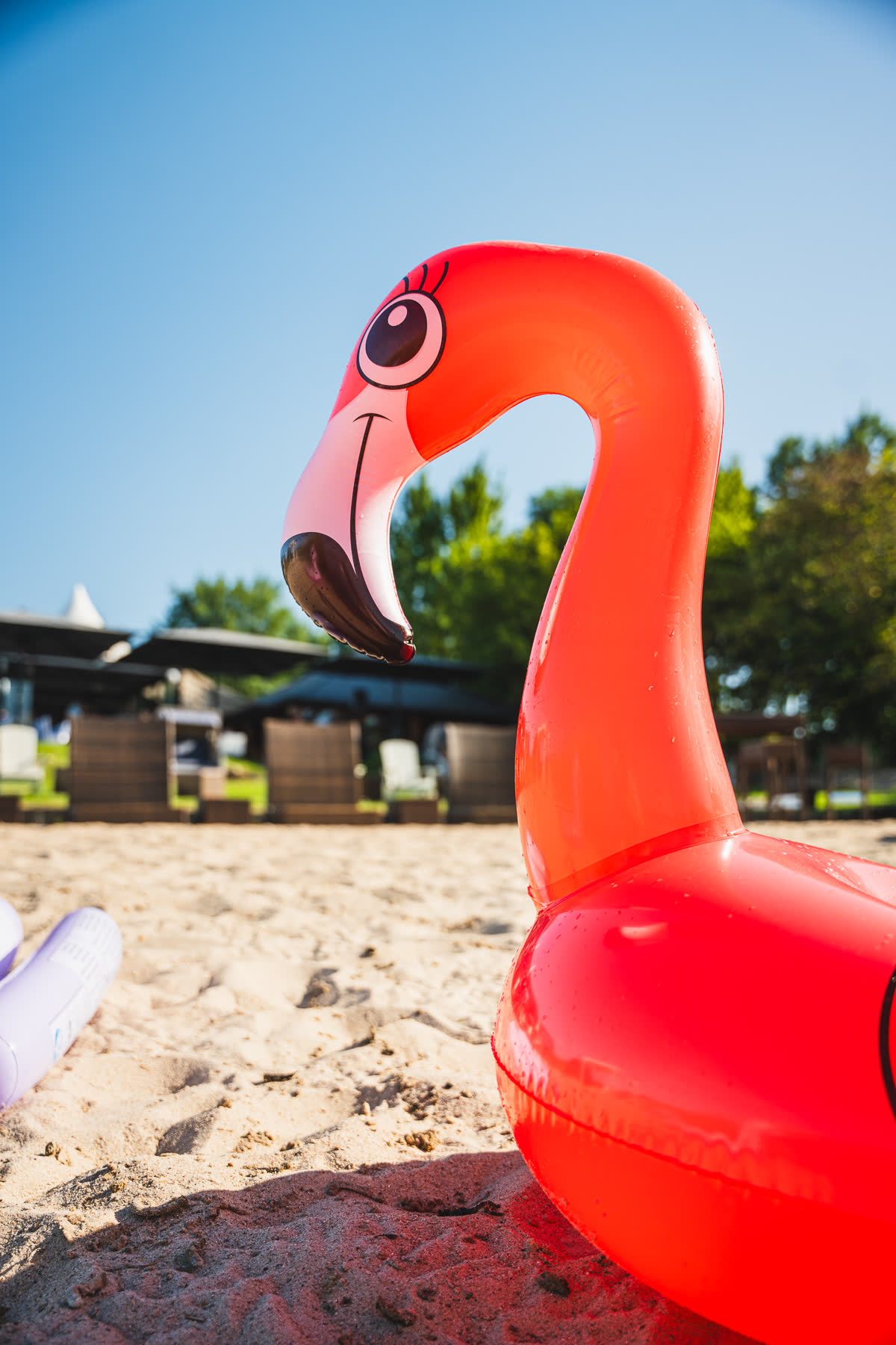 Aufblasbarer Flamingo am Strand des Sommerfests