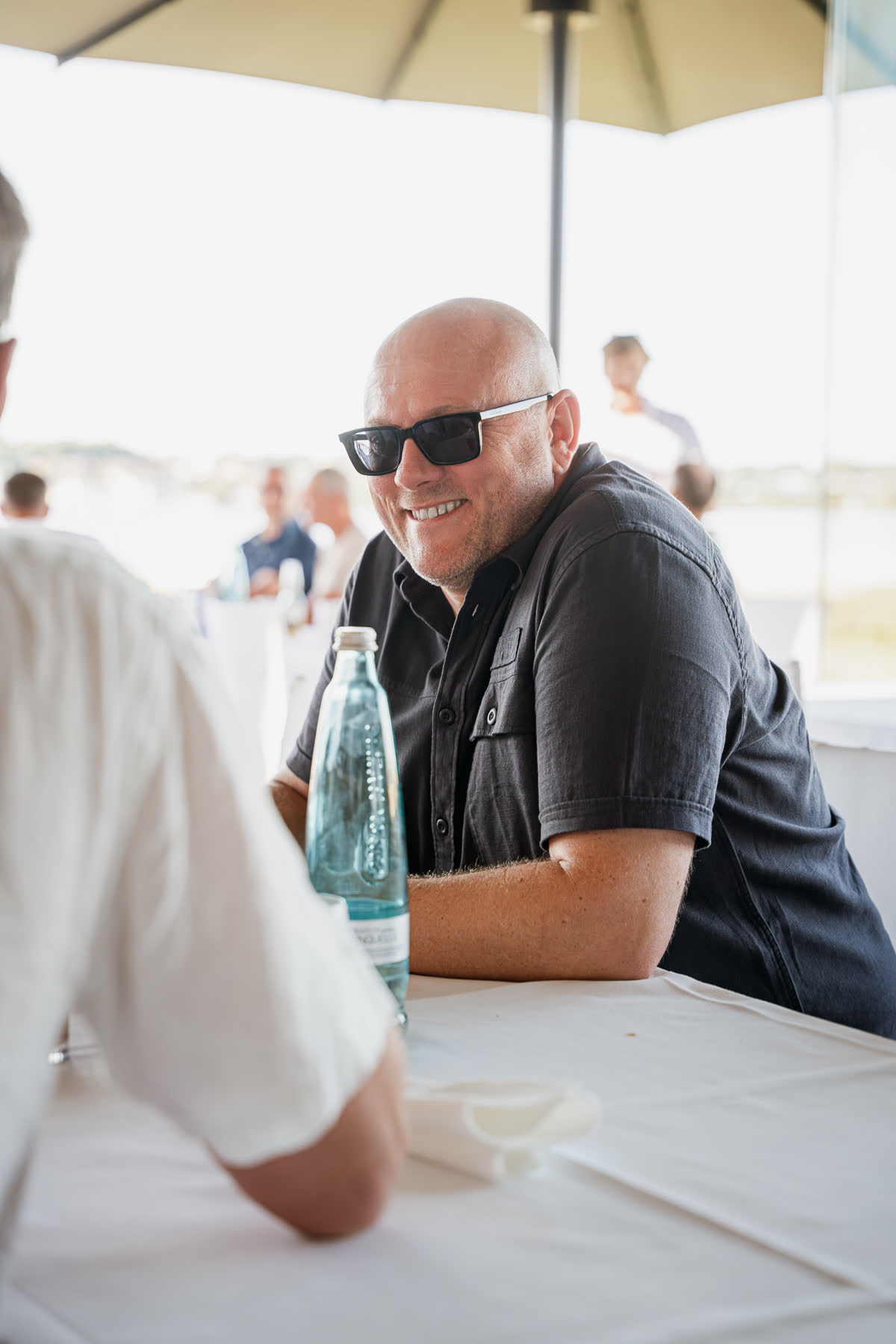 Kollege im Gespr&auml;ch beim Sommerfest