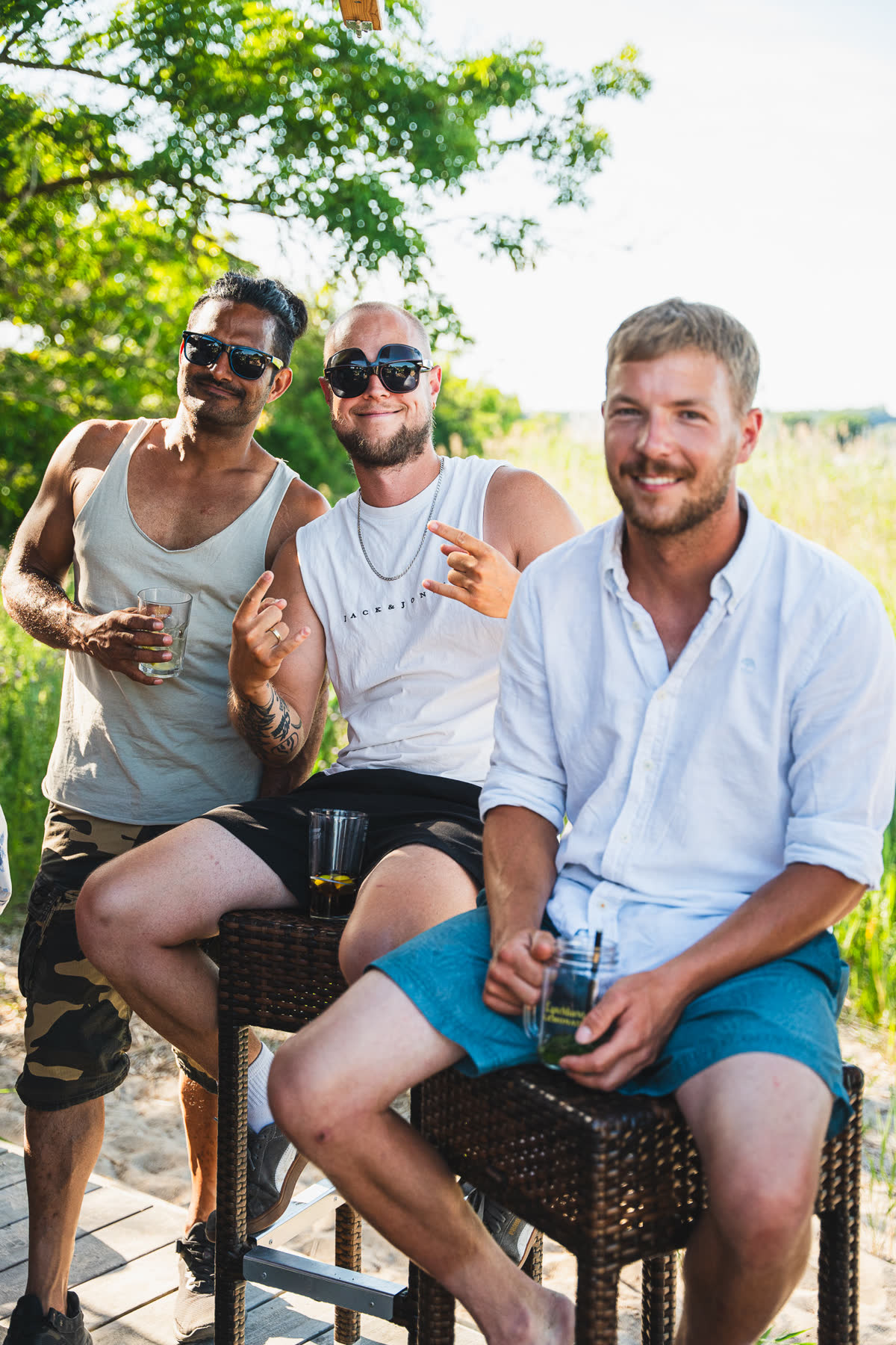 Drei Kollegen beim Sommerfest